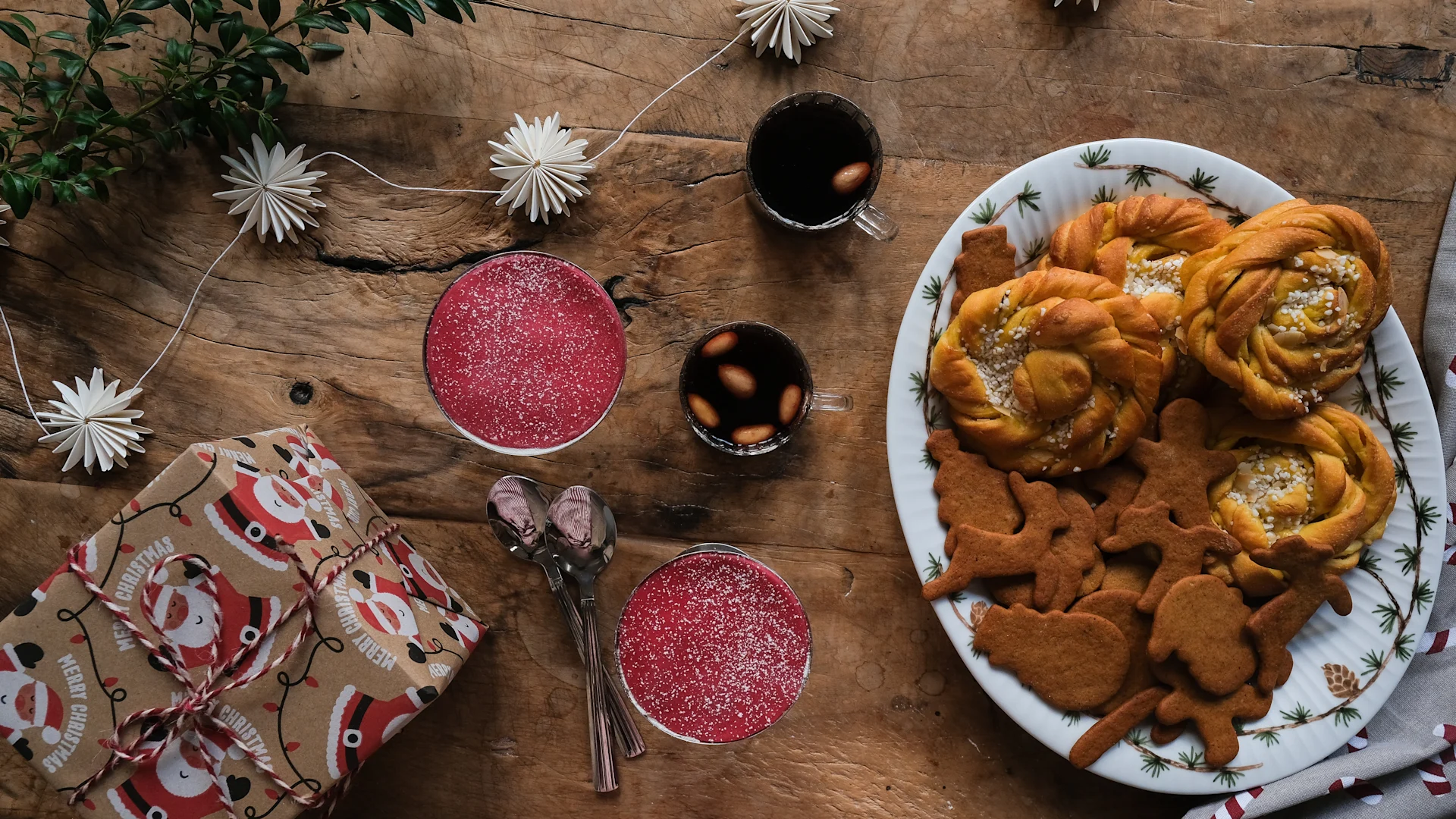 Ett stort fat med saffransbullar med vanilj och pepparkakor, samt två desserskålar med prinsesstårta med saffran, som Baka med Frida tipsar om till årets julbak.