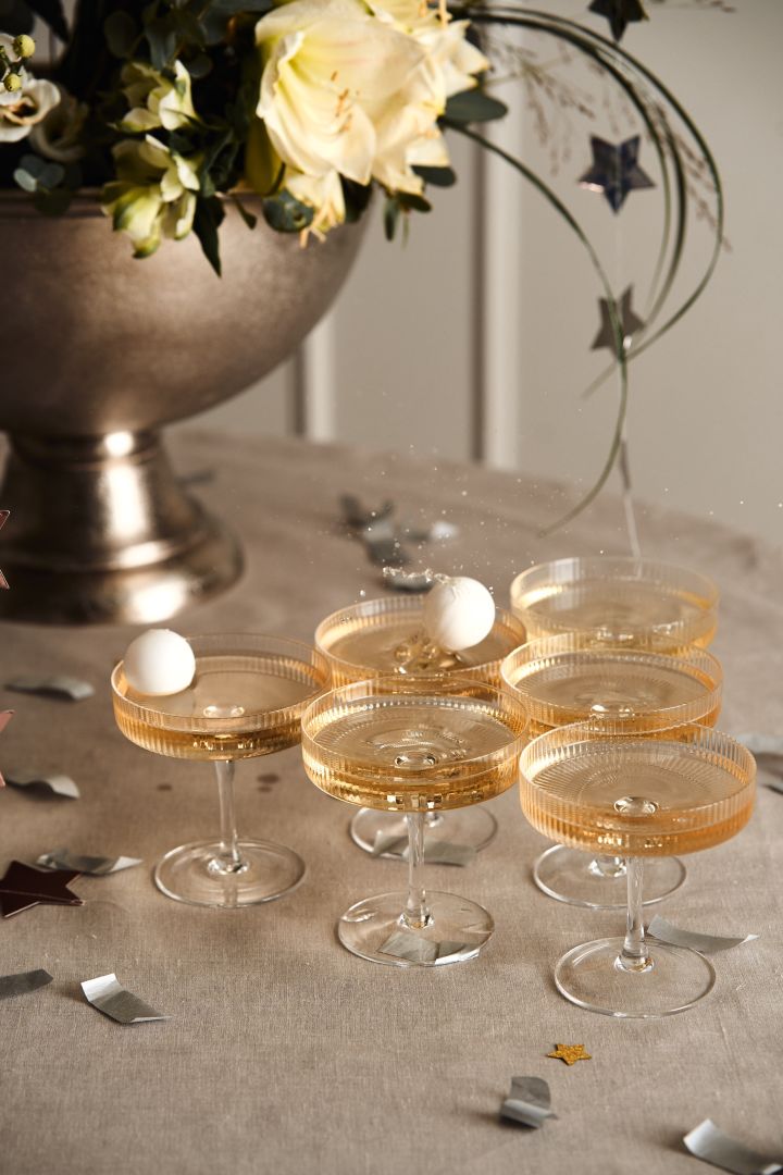 Spela bubbelpong med Ripple champagneglas från ferm LIVING som en rolig nyårslek till årets nyårsdukning 2022 för att höja festkänslan ytterligare.