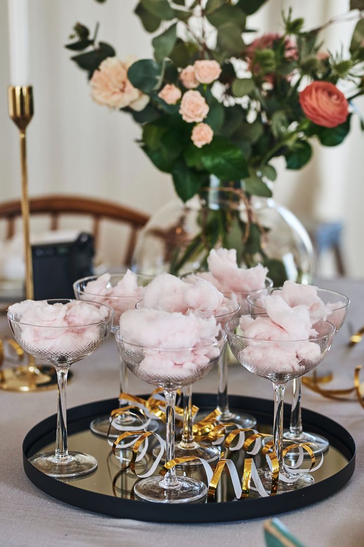 Nyårsdrink med champagne och sockervadd i kupat champagneglas är ett enkelt recept. 