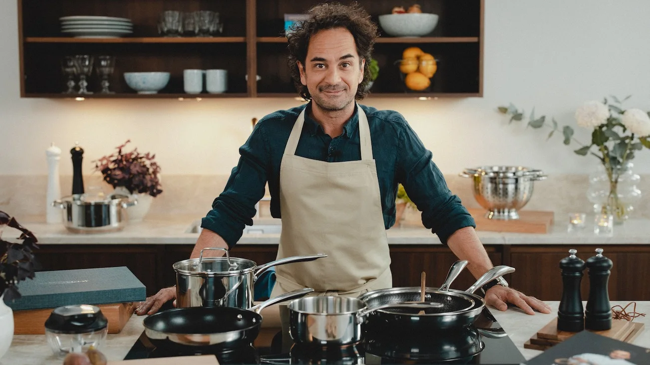 Mästerkocken Markus Aujalay med sina köksprodukter, stekpannor och kastruller, i intervju med Nordic Nest. 