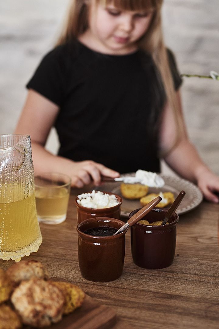 Tillbehör till scones serveras ur Pickle burkar från Knabstrup Keramik.