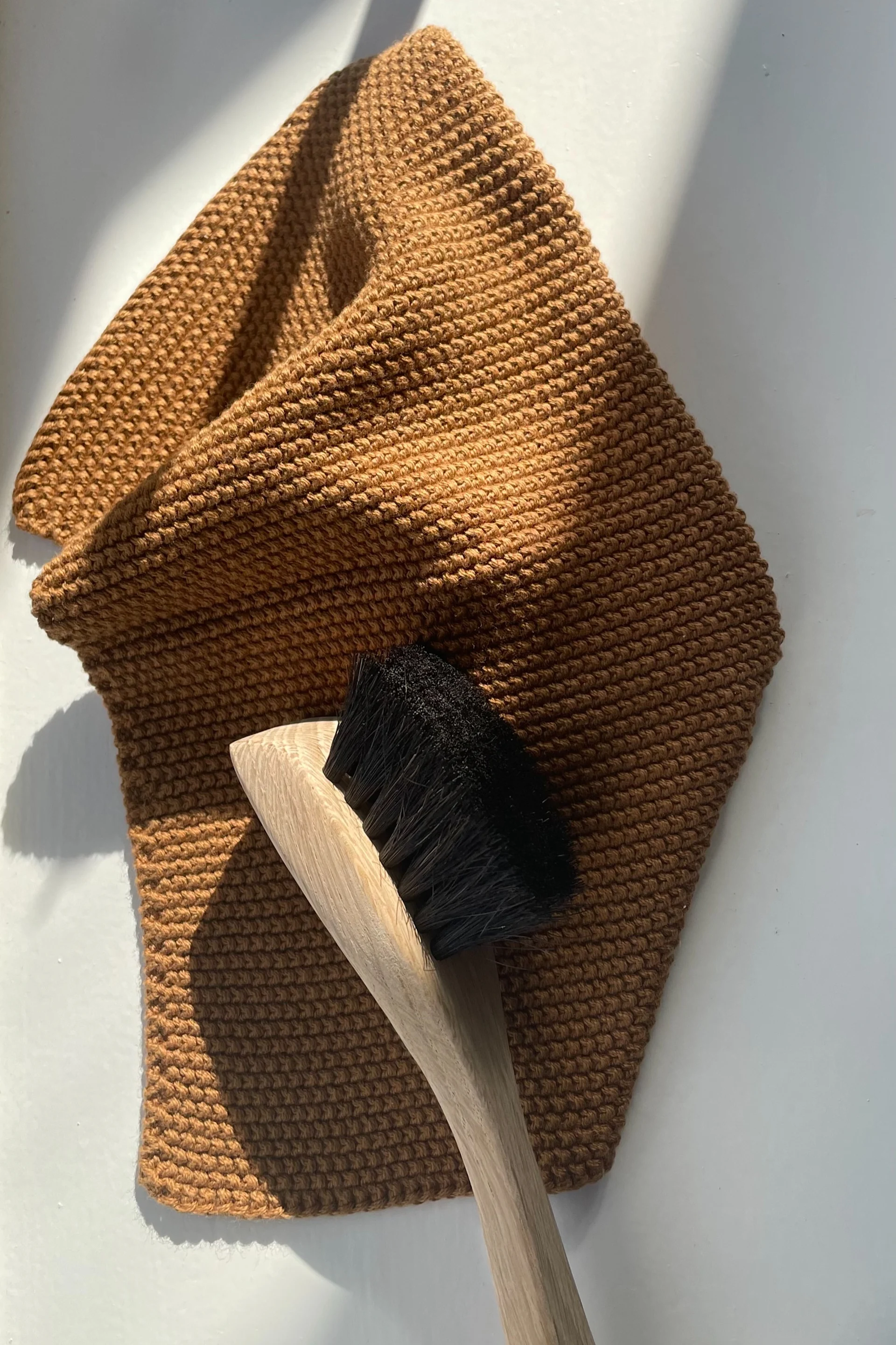 Rengör stekpannan med en diskborste, här på en brun disktrasa, båda från Humdakin.