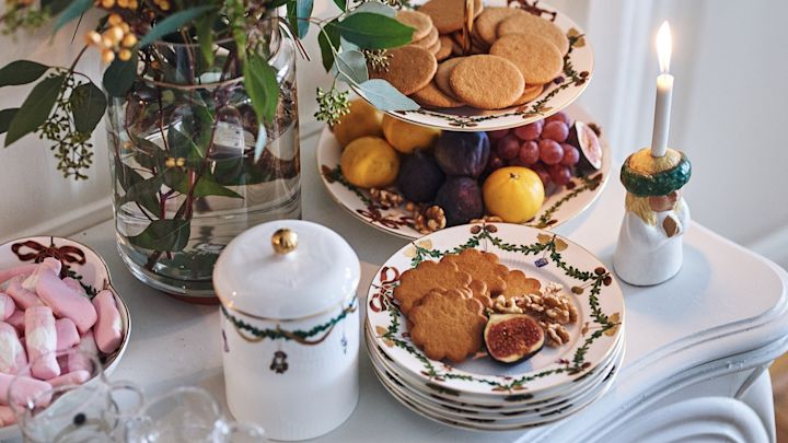 Glöggbord med pepparkakor, frukt och glögg står redo för årets glöggmingel.