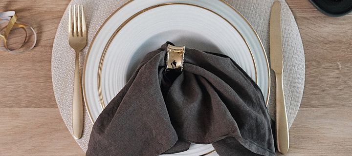 Clean linneservett i färgen charcoal från Nordic Nest tillsammans med Bloomingville servettring med pärlor.