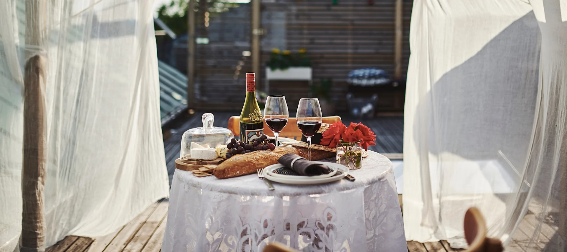 Uppdukat för fransk afton med porslin från Marimekko, bestick från Georg Jensen & glas från Orrefors.