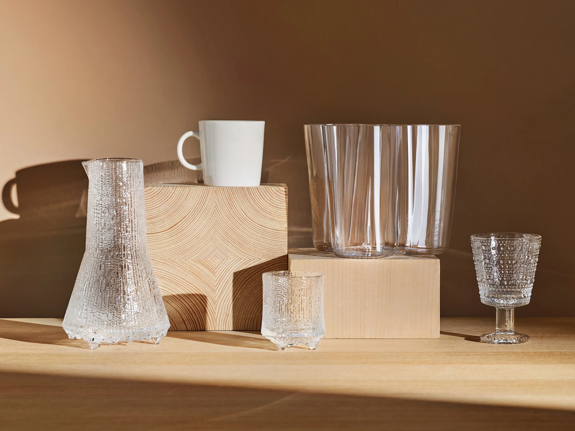 Praktexempel på skandinavisk design är Urna vasen från Marimekko och ljuslyktor i munblåst glas från Orranäs Bruk.