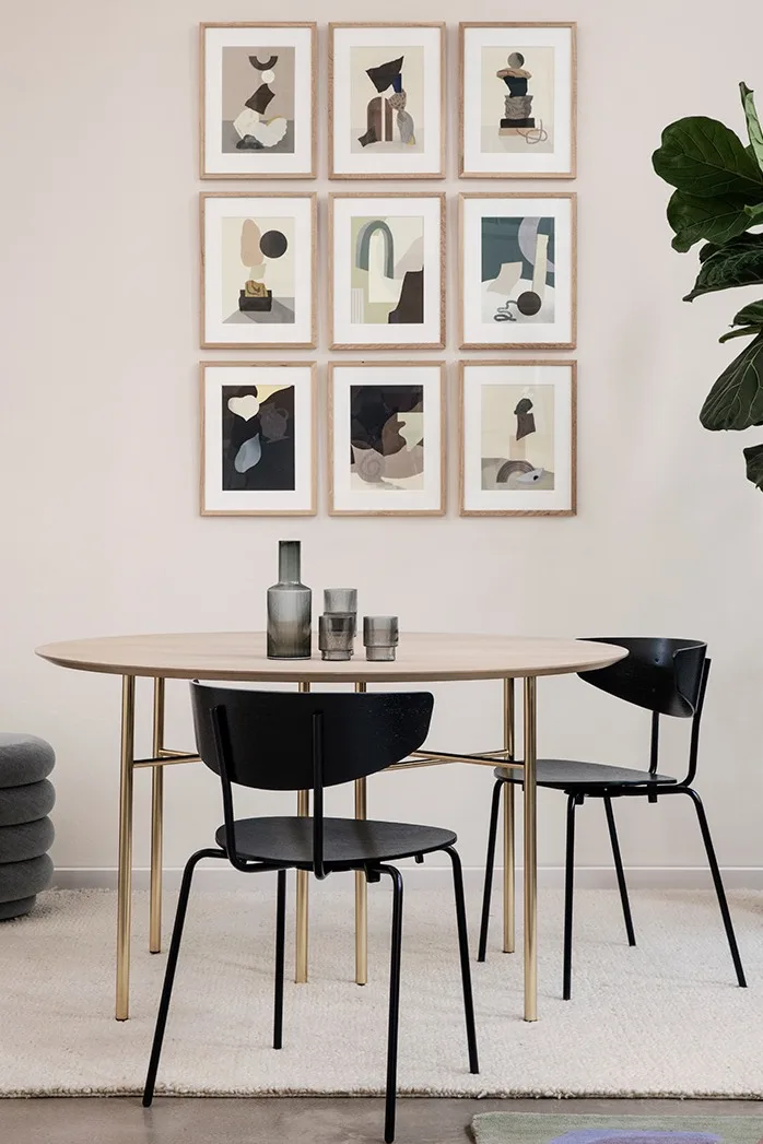 En elegant matplats inredd i skandinavisk stil med Ferm Living stolar och tavel-vägg.