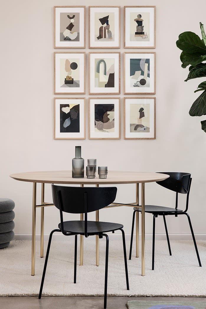 En elegant matplats inredd i skandinavisk stil med Ferm Living stolar och tavel-vägg. 