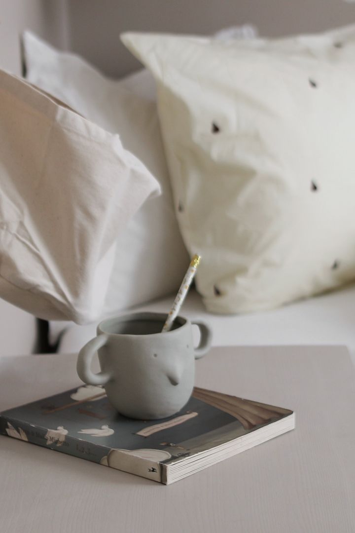 Inreda barnrum - inspiration hemma hos influencern @joanna.avento där hon inrett barnrummet med en lekfull mugg med ett ansikte på från ferm LIVING.