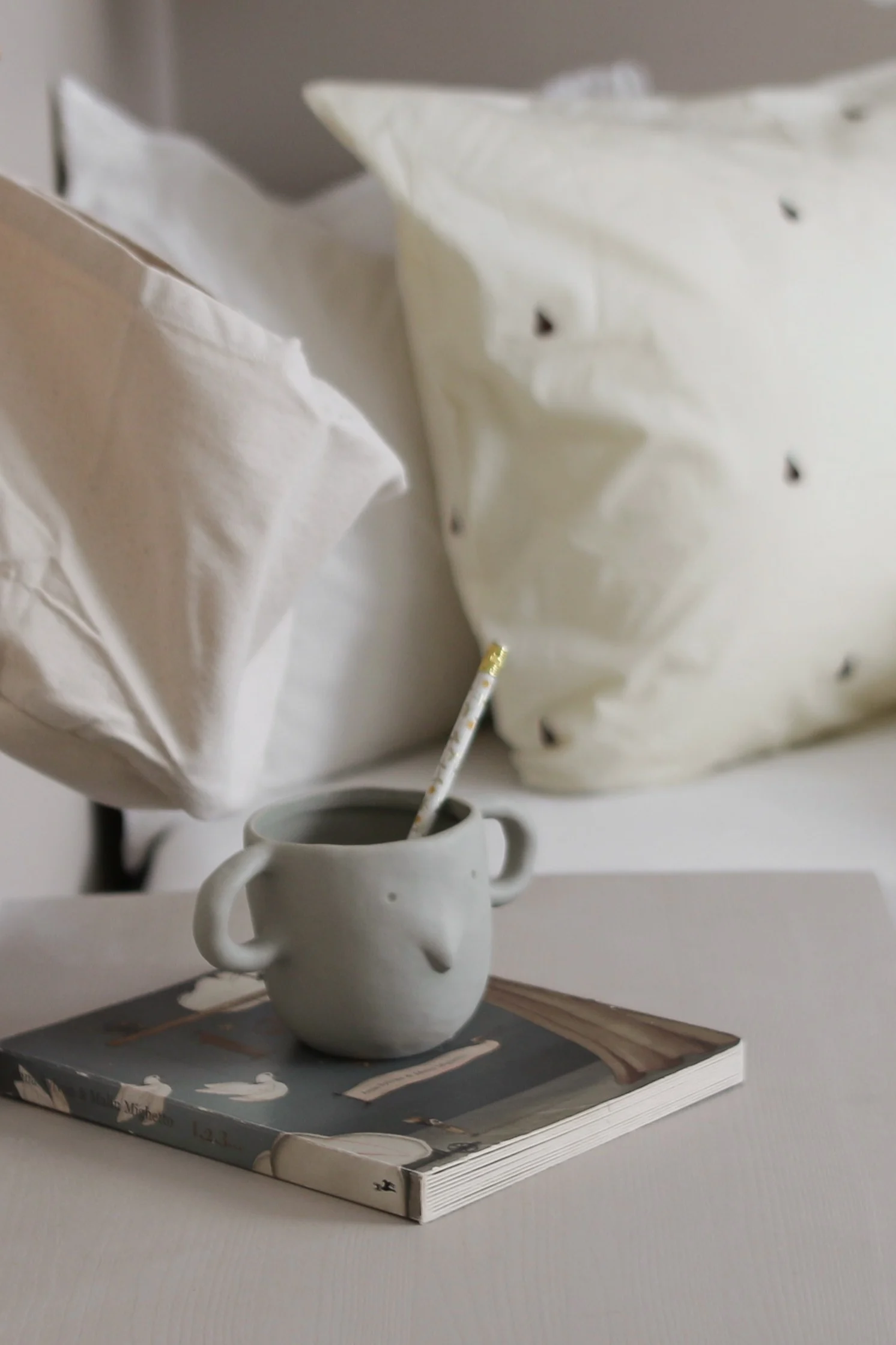 Inreda barnrum - inspiration hemma hos influencern @joanna.avento där hon inrett barnrummet med en lekfull mugg med ett ansikte på från ferm LIVING.