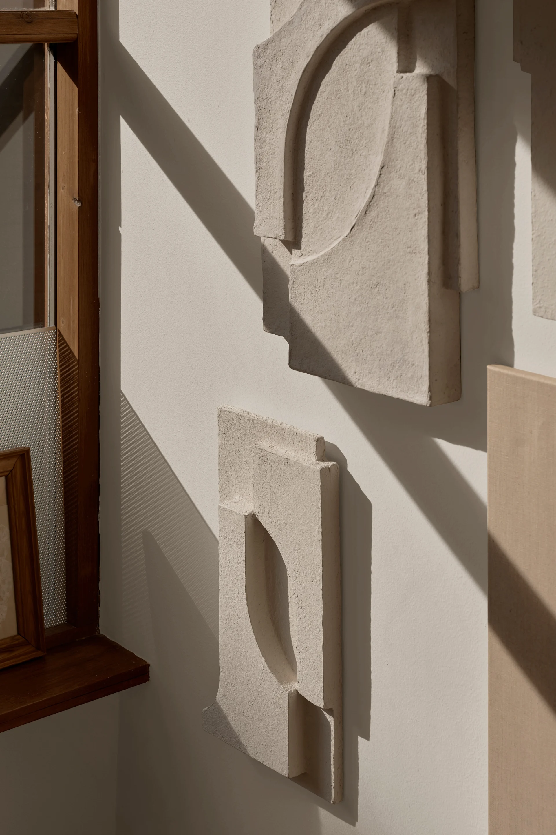 Dekorera vägg med skulptural väggdekoration från Kristina Dam Studio.