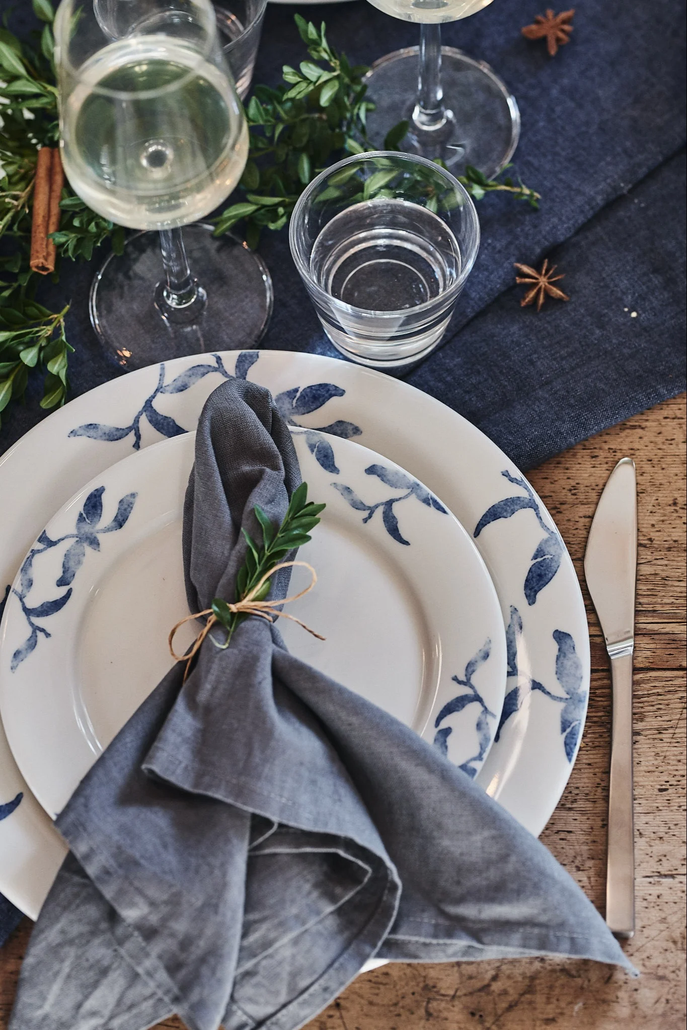 Assiett och tallrik från servisen Havspil – ett blåvitt porslin från Scandi Living och Fuga bestick från Gense. 