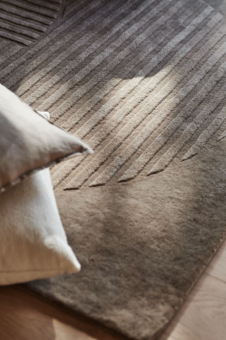 Välj rätt matta genom vår mattguide. Här ser du en närbild på Levels ullmatta circles i färgen brun från NJRD som ger ditt vardagsrum en varm och skön känsla.