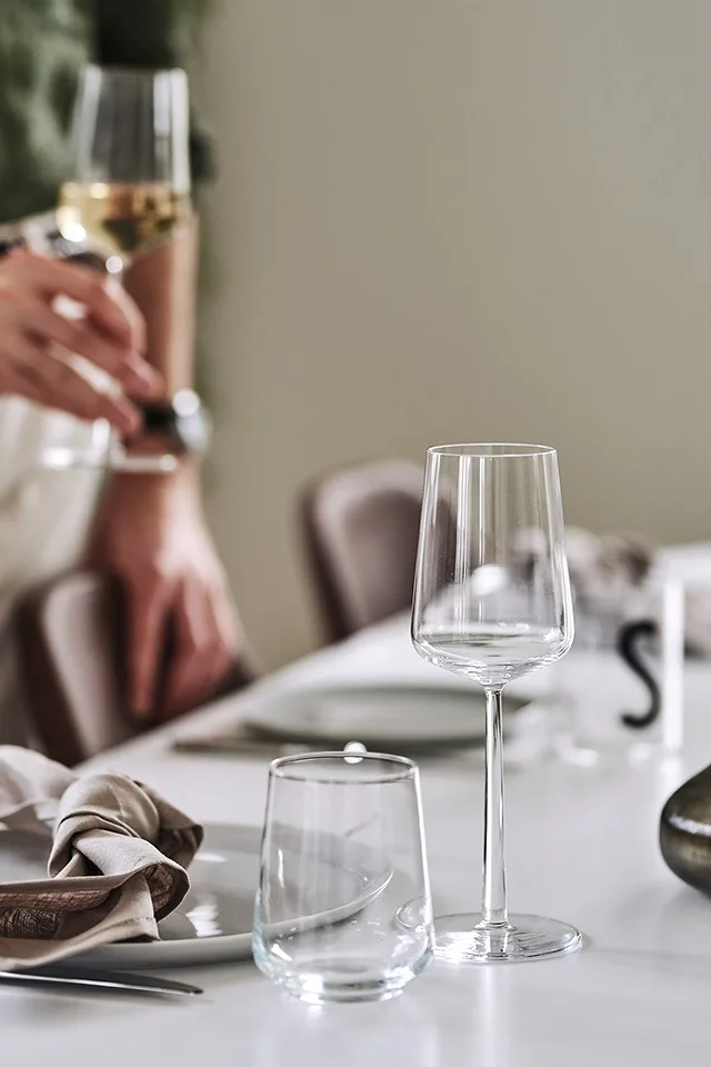 En enkel dukning med Essence vinglas och dricksglas från Iittala.