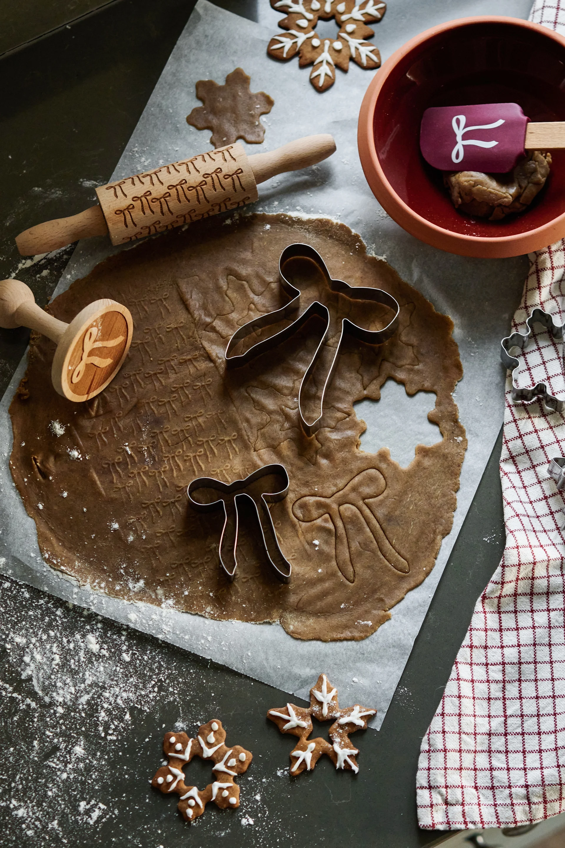 Julpynt 2025: pepparkaksformar från Nordwik som föreställer rosetter.