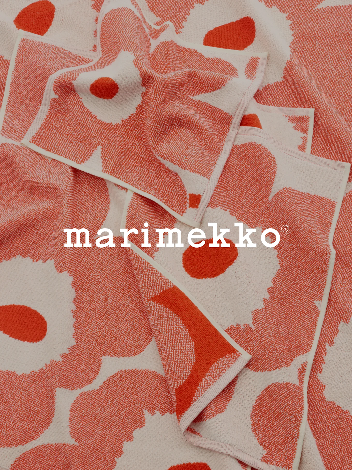 Vikta korall- och benvita mönstrade handdukar med Marimekko-logga.