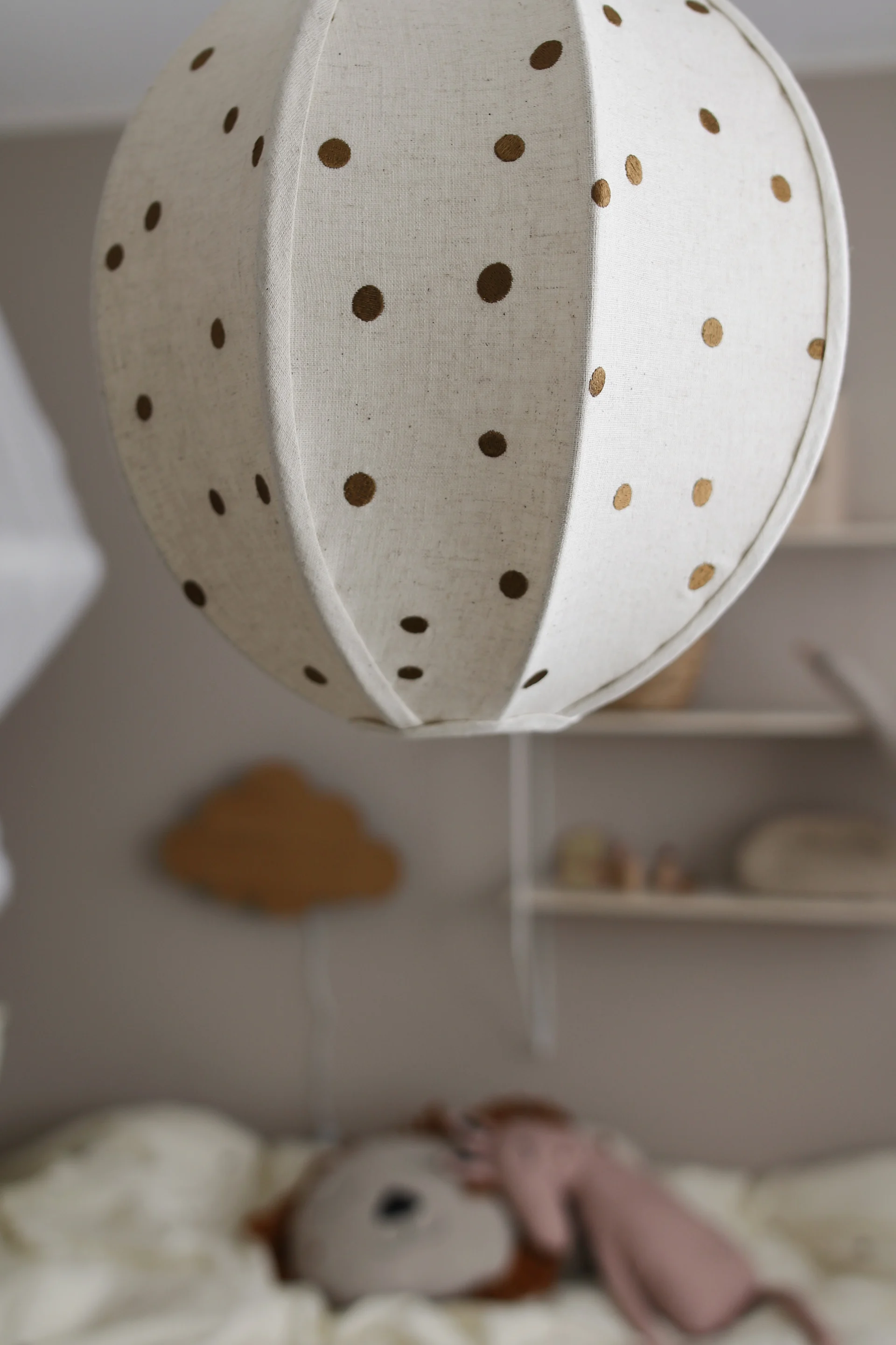 Inreda barnrum - inspiration hemma hos influencern @joanna.avento där hon inrett barnrummet med en lekfull taklampa med prickar på från ferm LIVING.