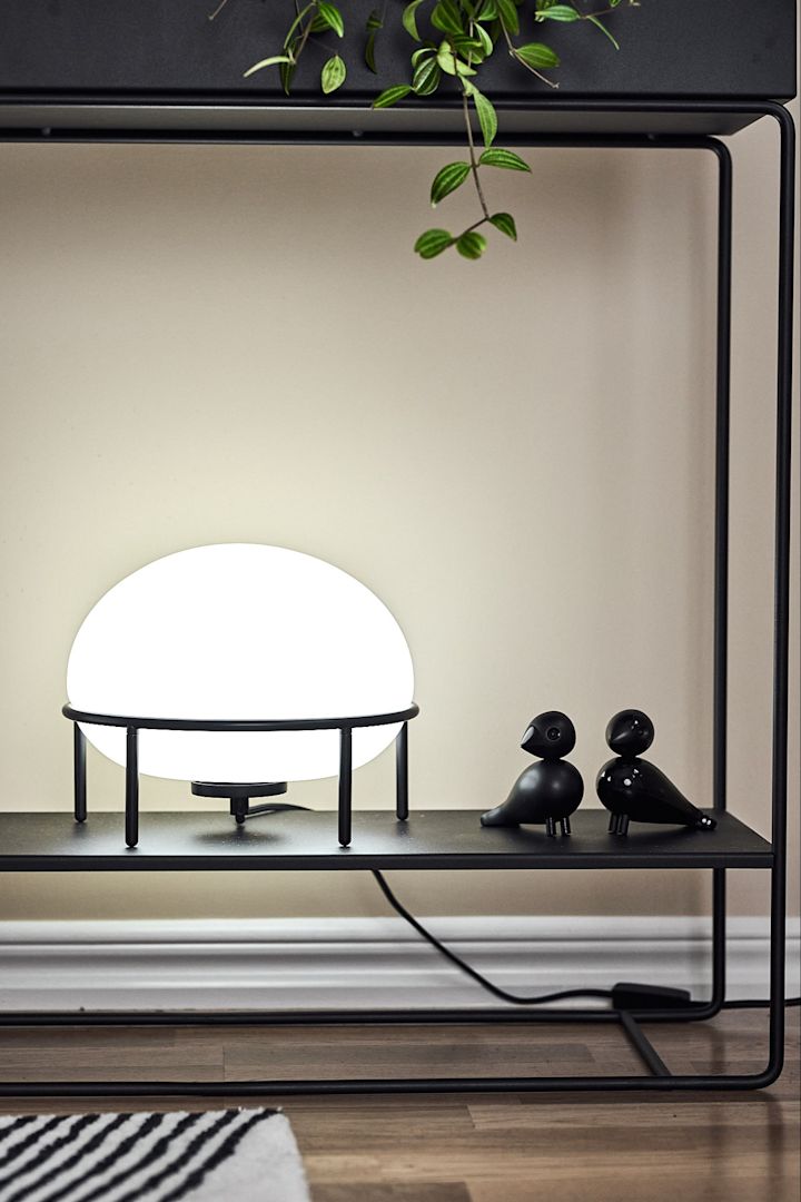 Rund lampa från Woud med vitt sken visar på en ljuskälla på 4000K. 