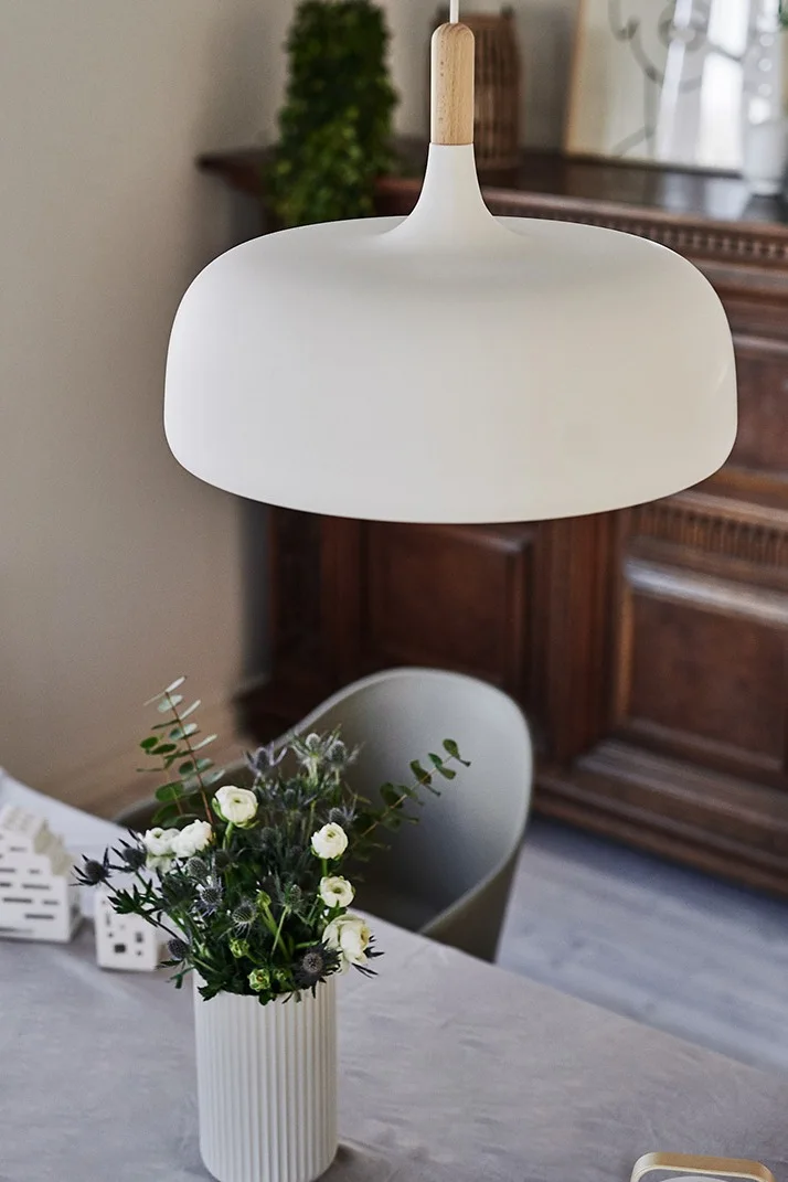 Vit taklampa som Acorn från Northern medför en stilren look till en matplats i skandinavisk stil.
