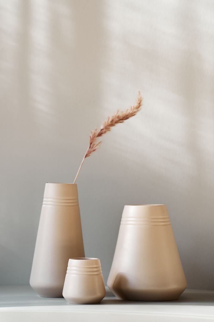 Beigea vaser från NJRD med enkelt vass i är ett sätt att skapa ett rofyllt stilleben i hemmet. 