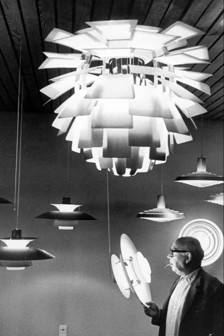 Poul Henningsen skapade även den berömda belysningsklassikern Artichoke, eller Kotten som den även kallas. Den exklusiva taklampan består av 72 metallblad som monteras för hand för att skapa den karaktäristiska formen som många känner igen.