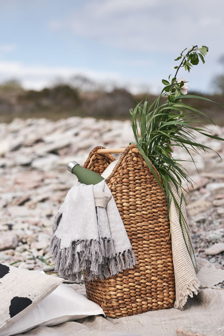 En sommarfavorit är Oyoy picknickkorg som är fylld med en mysig filt att värma sig efter ett dopp i havet.