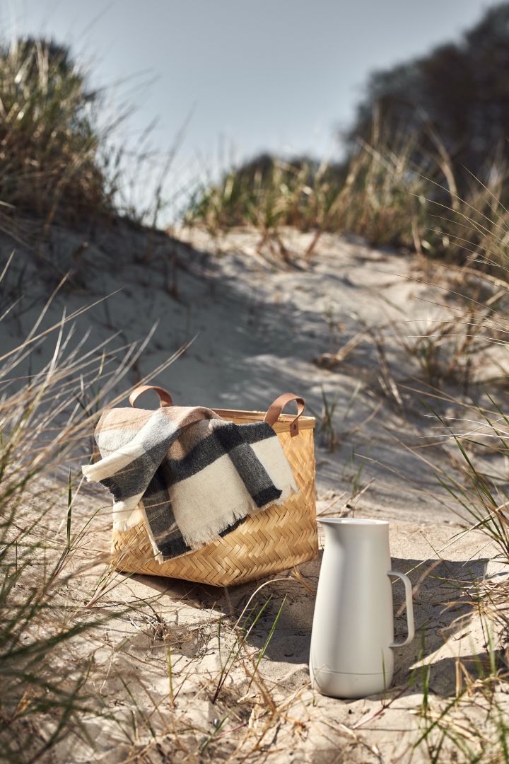 En sommarfavorit är Oyoy picknickkorg som är fylld med en mysig filt att värma sig efter ett dopp i havet.