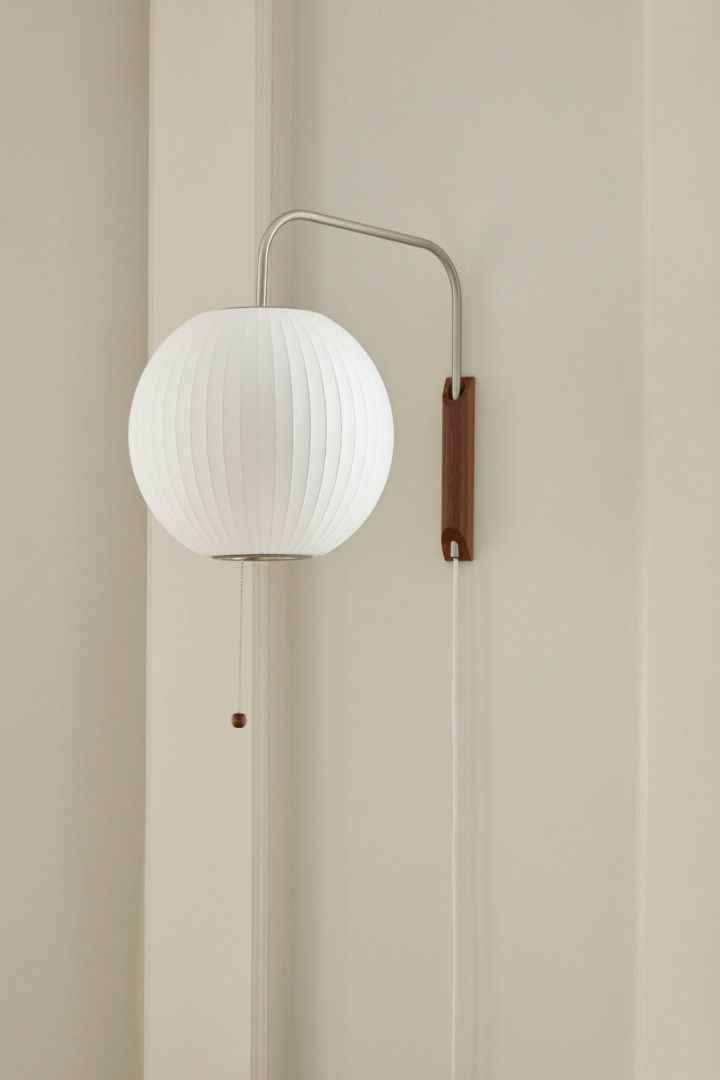Förnya ditt hem med trendiga lampor - här ser du HAY Nelson Bubble Ball vägglampa i vitt.