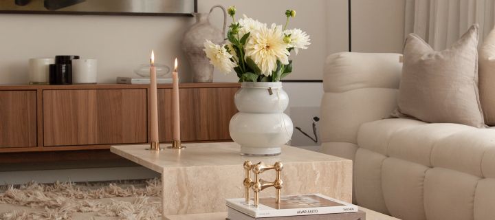 Skapa ett mysigt vardagsrum med hjälp av levande ljus och blomster i vas från Ernst - som här hemma hos profilen @joanna.avento.