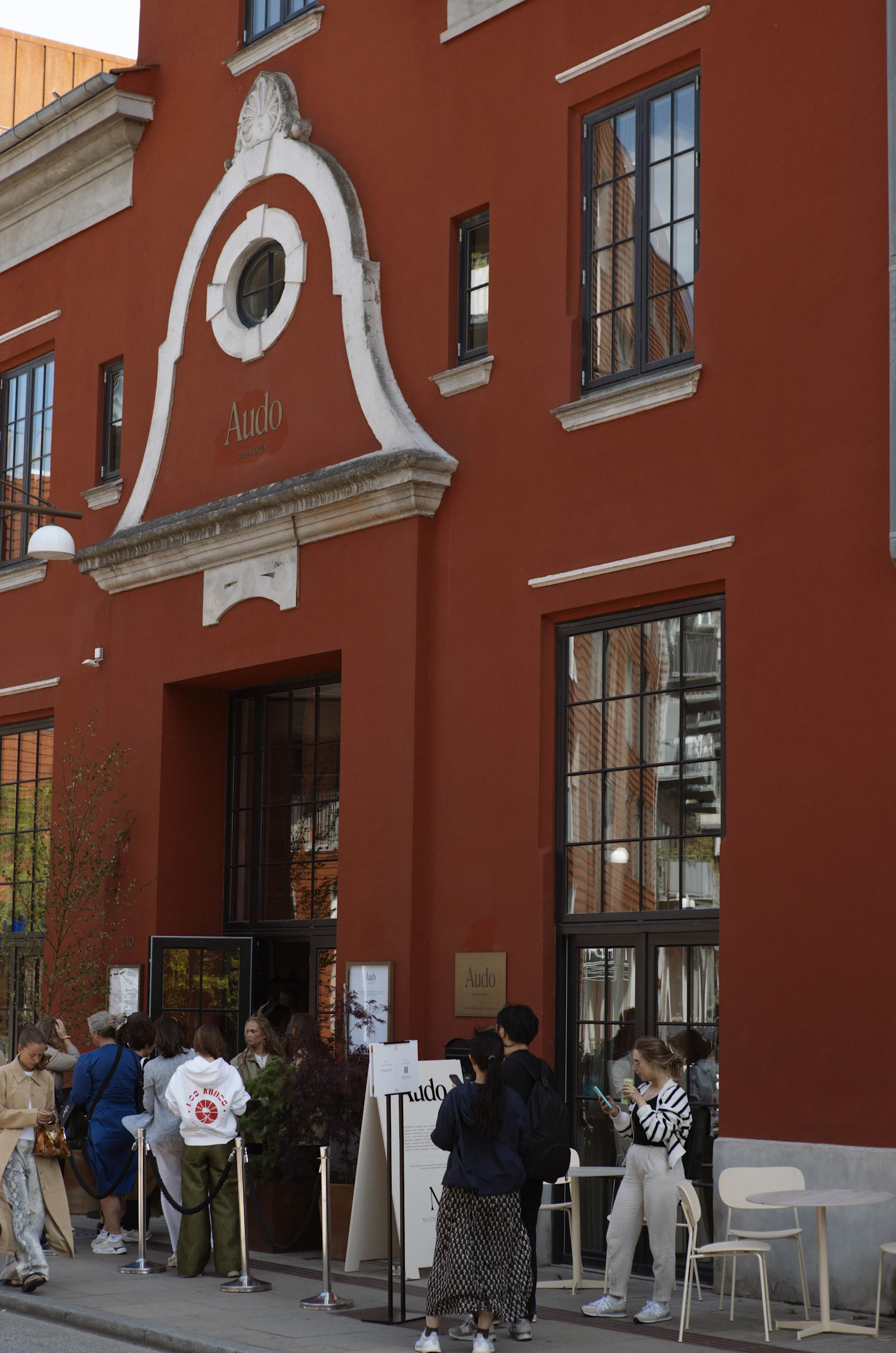 Den röda byggnaden The Audo från Audo Copenhagen som rymmer showroom, hotell, café och restaurang.