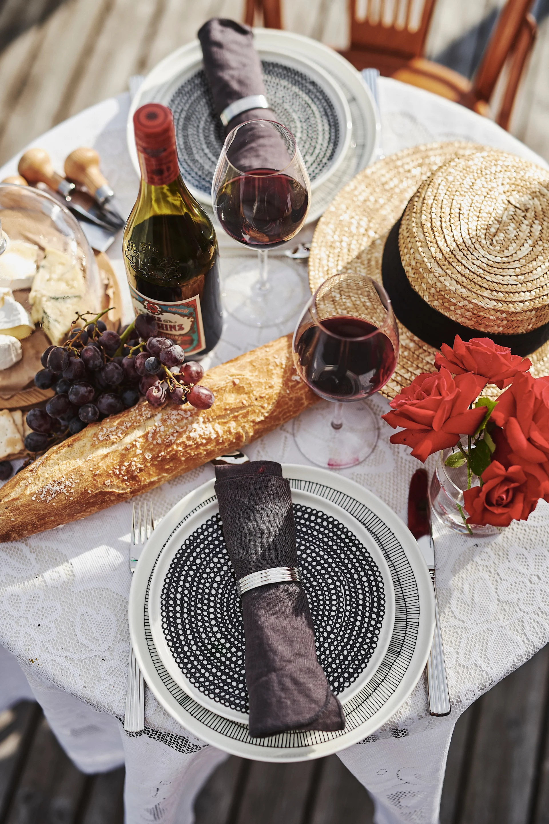 Vikt linneservett med servettring Bernadotte från Georg Jensen på svartvita tallrikar från Marimekko.