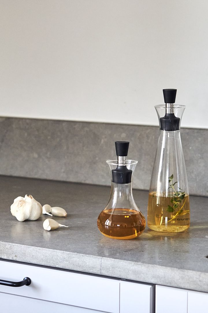 Förnya ditt kök med 11 praktiska & snygga kökstillbehör för enklare matlagning - här ser du stilrena Eva Solo olje- och vinägerkaraff och dressingshaker i glas.