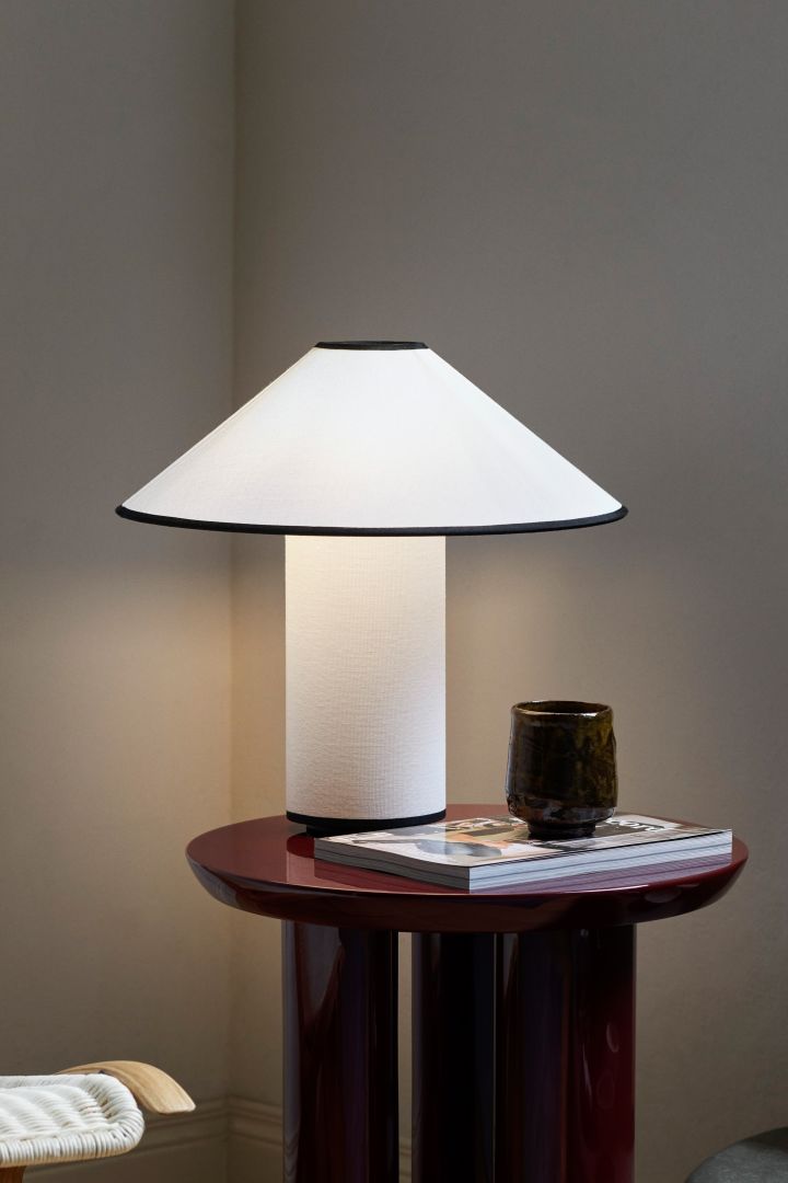 Säsongens trendiga svamplampa är Colette ATD6 bordslampa från &Tradition som blir en snygg inredningsdetalj i hemmakontoret eller på fönsterbrädan.