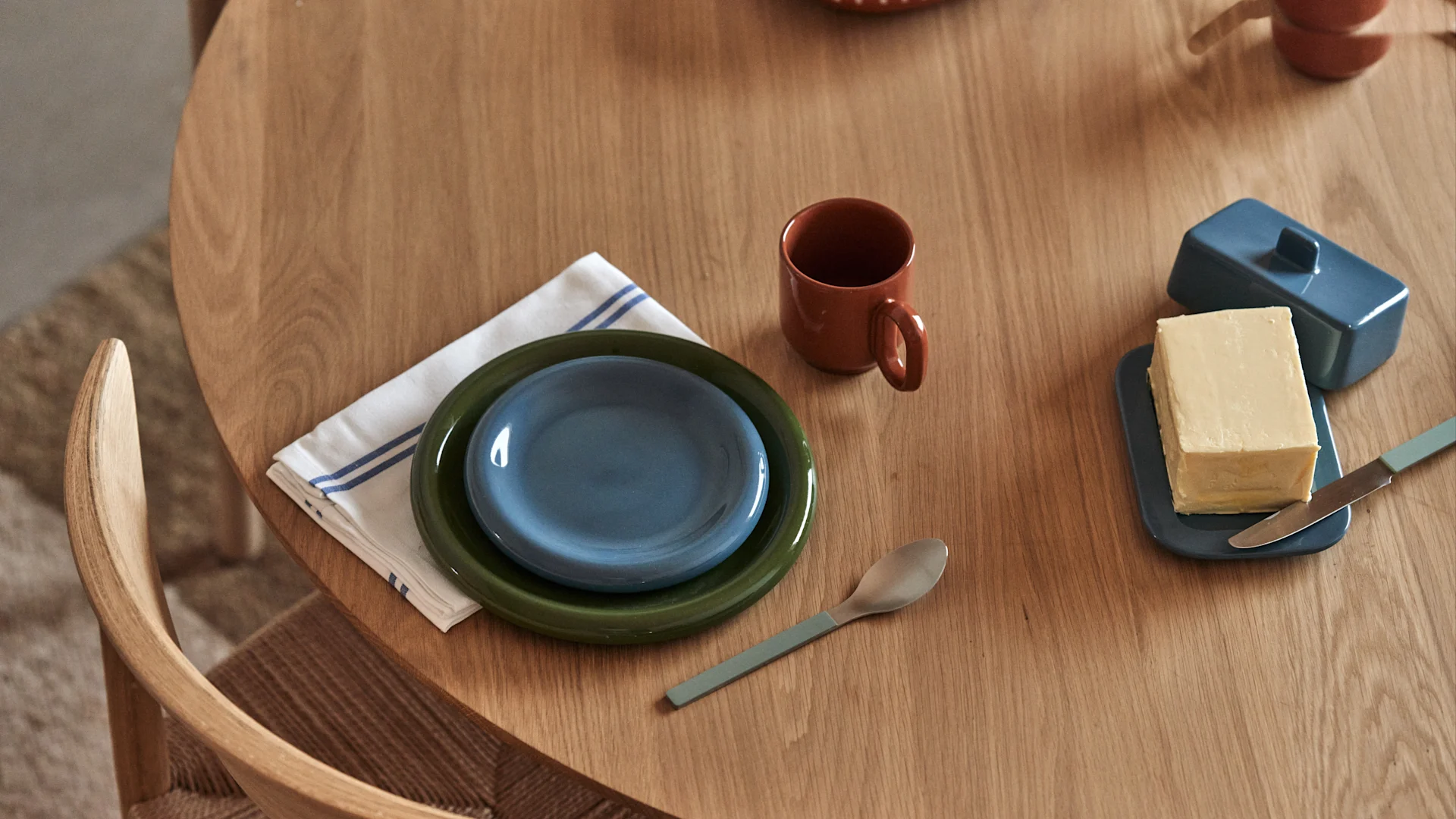 När du dukar för en lyxig helgfrukost hemma är det härligt att duka med färgglatt porslin, här har vi använt Barro porslin från HAY, härligt rustika tallrikar i med högblank finish, här i grönt och blått med matchande bestick i grönt och vit linneservett.