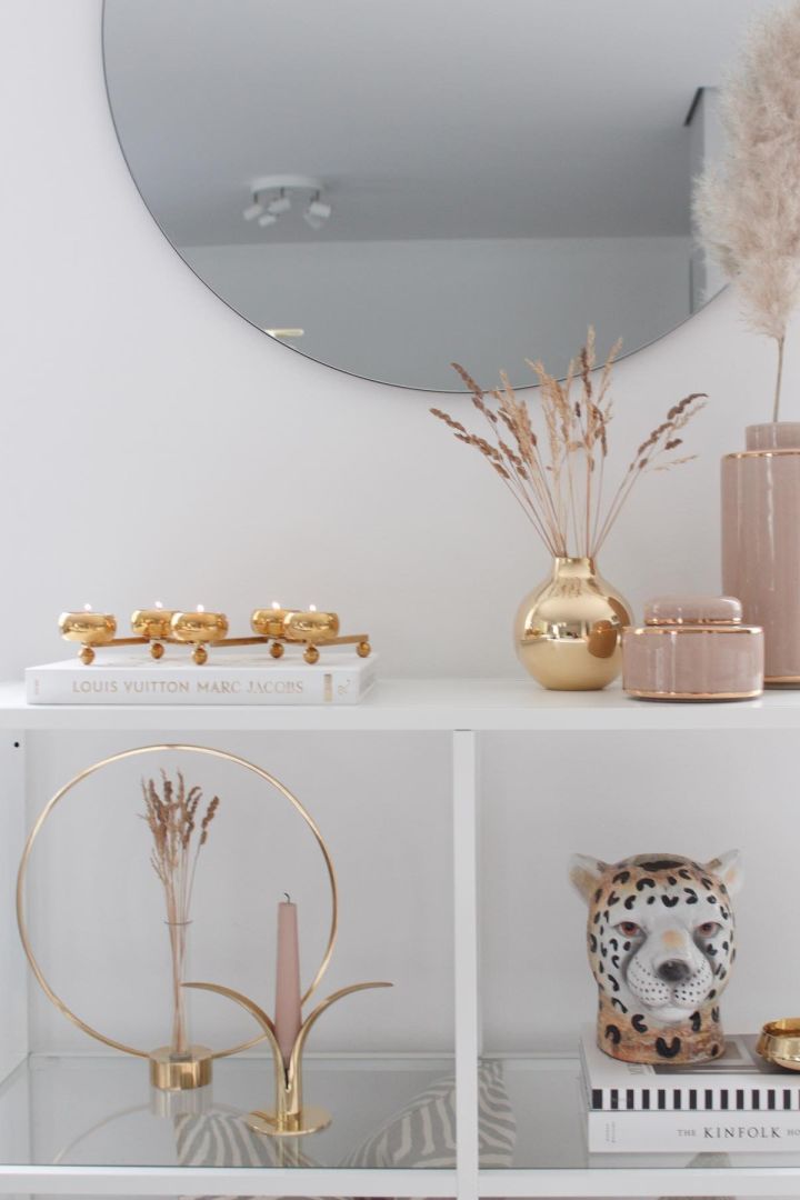 Ljusstakar i mässing, stor spegel och trendig vas är helt rätt enligt lyxskandinaviska inredningsstilen som är populär på instagram. 