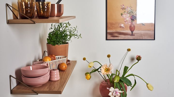 I år sysselsätter vi oss med Shelf-care - vi organiserar och stylar om våra hyllor till vackra installationer i hemmet, som köket. 