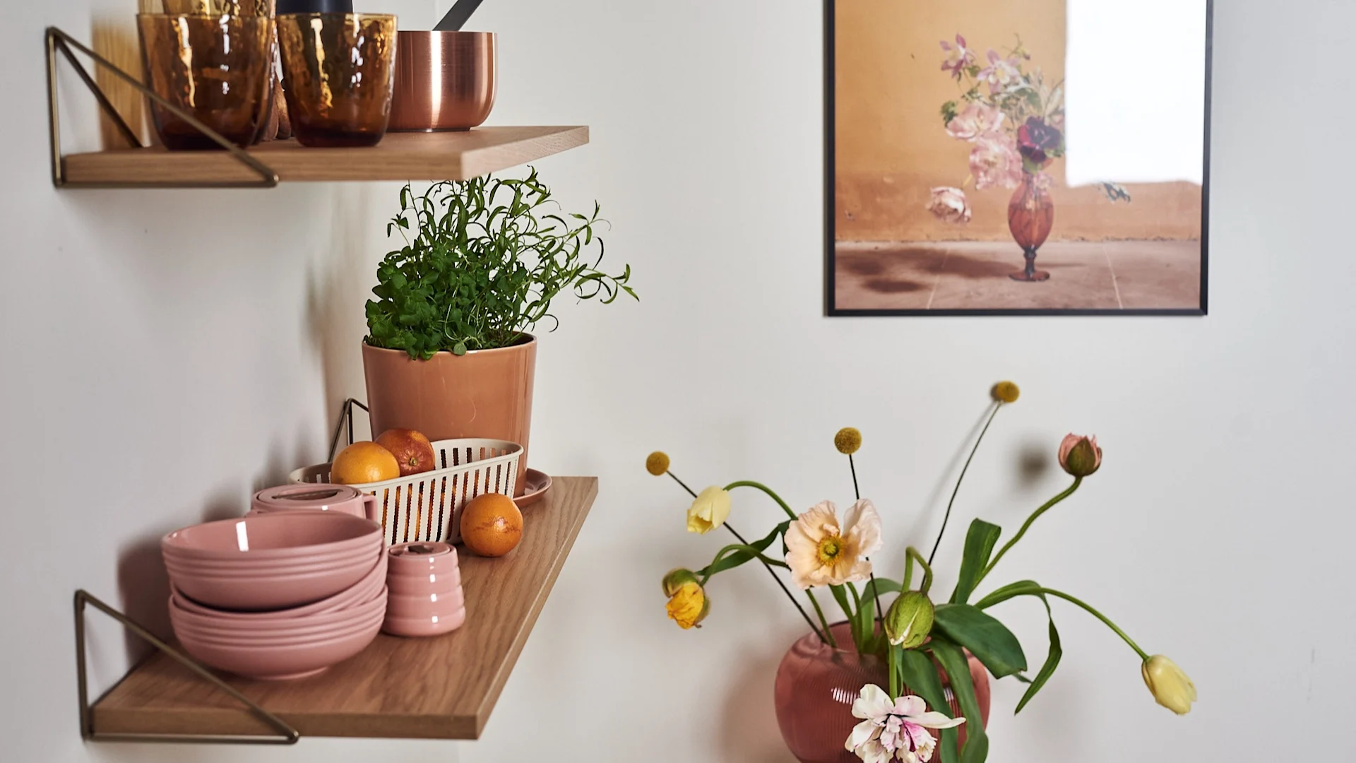 I år sysselsätter vi oss med Shelf-care - vi organiserar och stylar om våra hyllor till vackra installationer i hemmet, som köket.