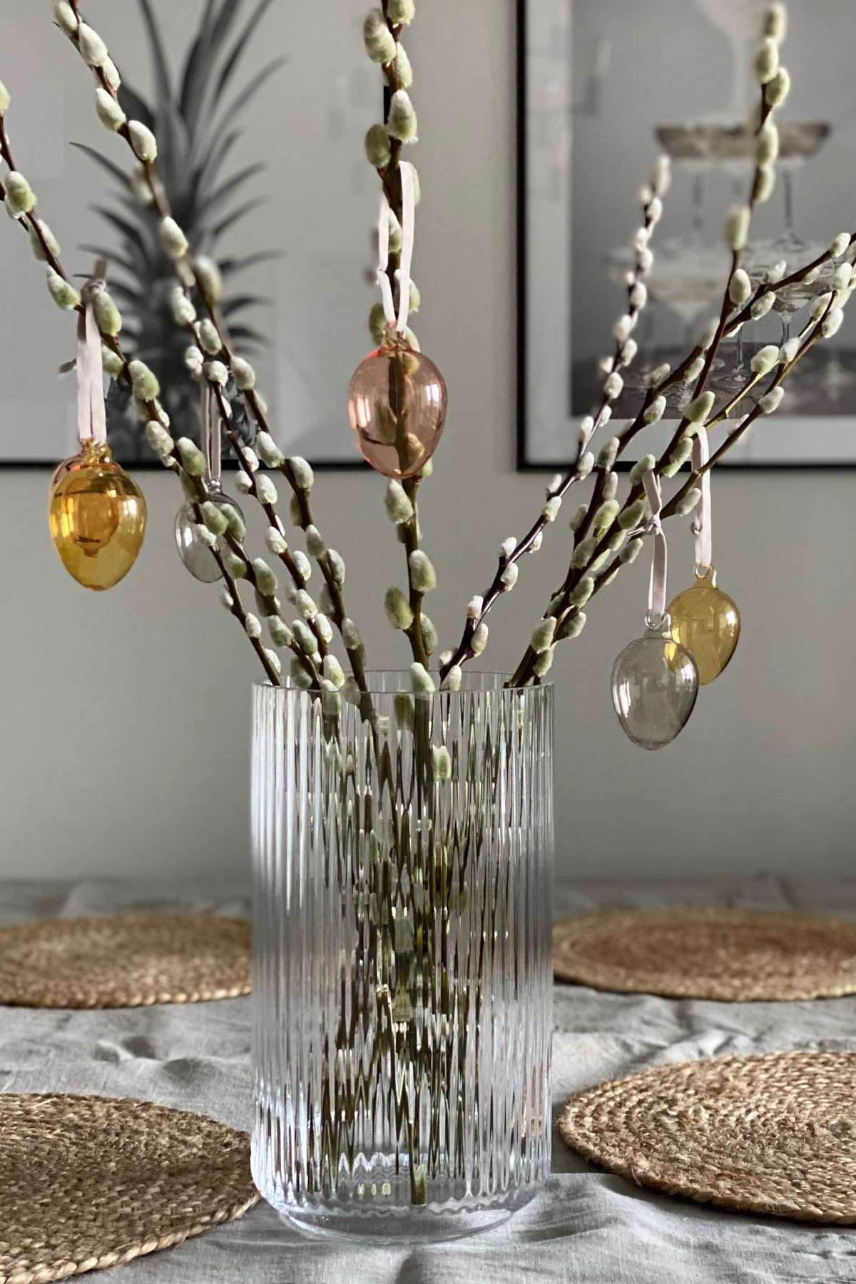 Påskdekoration: Iittala-glasäggen hänger från en påskbuske i en Lyngby-glasvas från Lyngby Porcelæn hemma hos @marinaslgh.