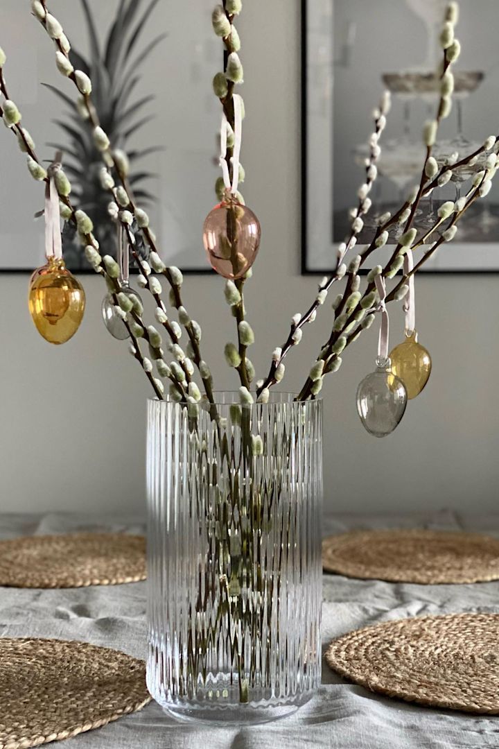 Påskdekoration: Iittala-glasäggen hänger från en påskbuske i en Lyngby-glasvas från Lyngby Porcelæn hemma hos @marinaslgh.