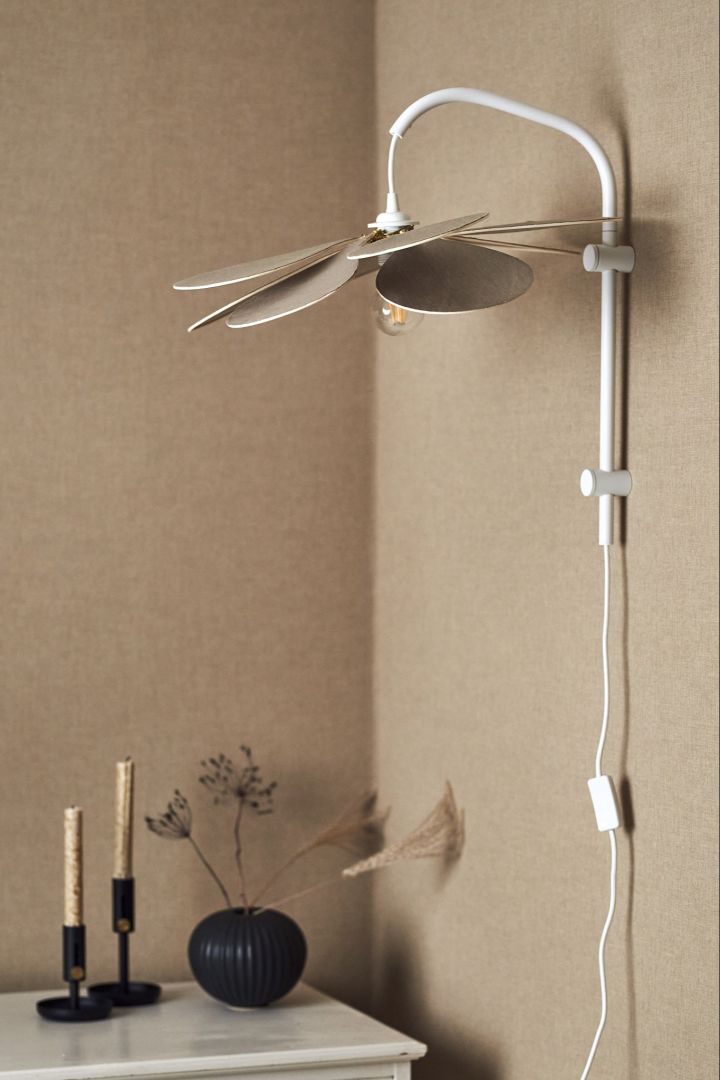 DIY-gjord lampa i formen av en blomma med vitt lampstativ är ett fint exempel på hantverk som Japandi-inredningsstilen uppskattar.