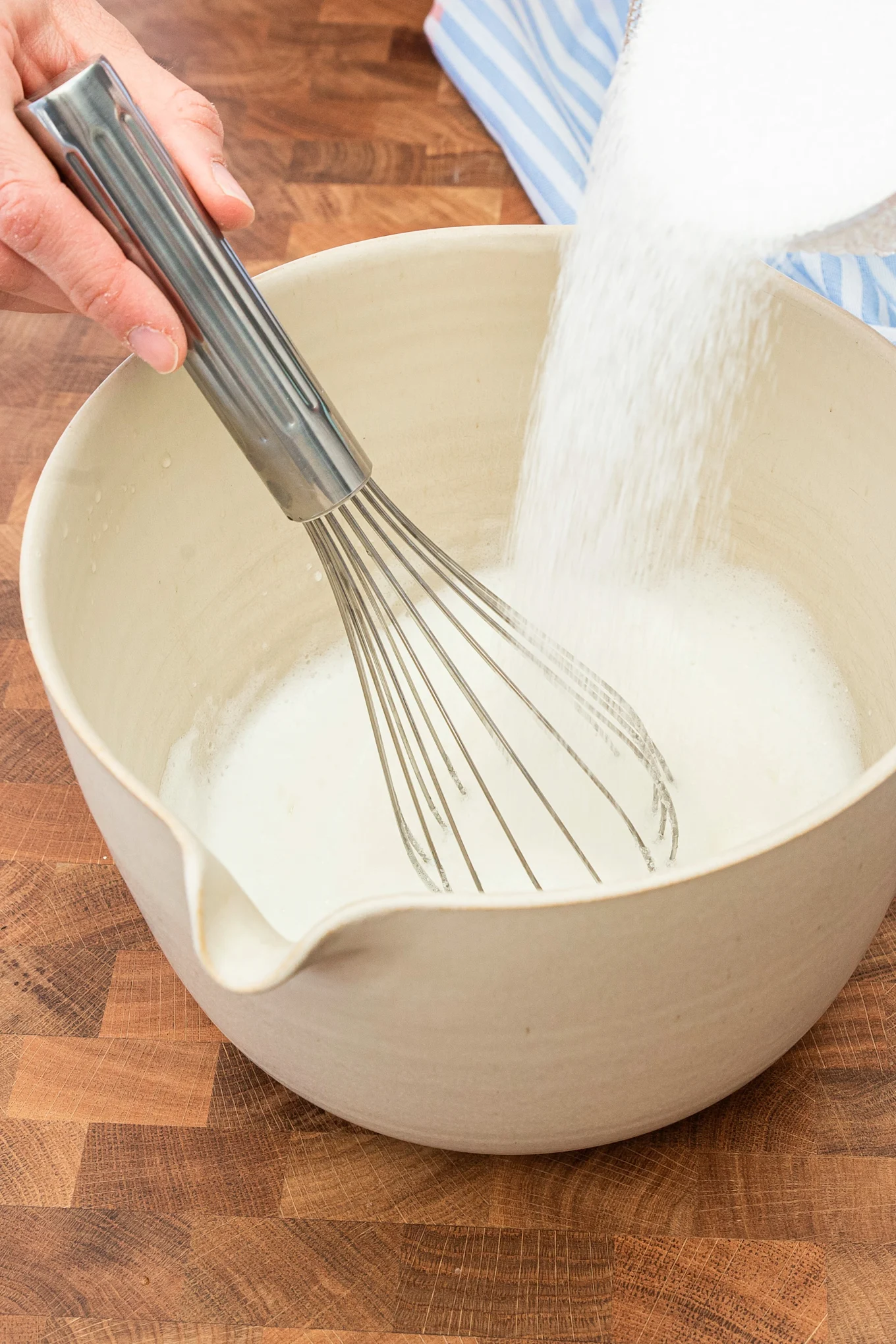 Baka en god marängtårta med hjälp av Baka med Fridas enkla påskrecept på en bakplåt från Nordic Ware. Vispa smeten med en ballongvisp för att få en fluffig smet.