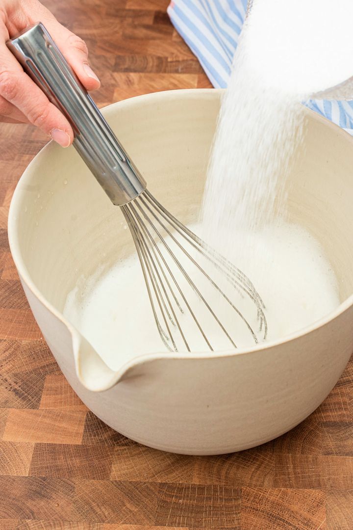 Baka en god marängtårta med hjälp av Baka med Fridas enkla påskrecept på en bakplåt från Nordic Ware. Vispa smeten med en ballongvisp för att få en fluffig smet.