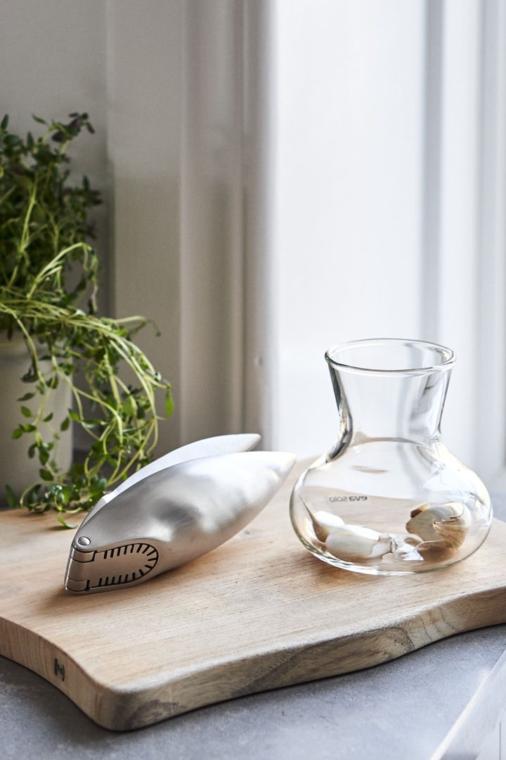 Förnya ditt kök med 11 praktiska & snygga kökstillbehör för enklare matlagning - här ser du en stilren vitlökspress från Eva Solo i rostfritt stål med tillhörande skål i glas.