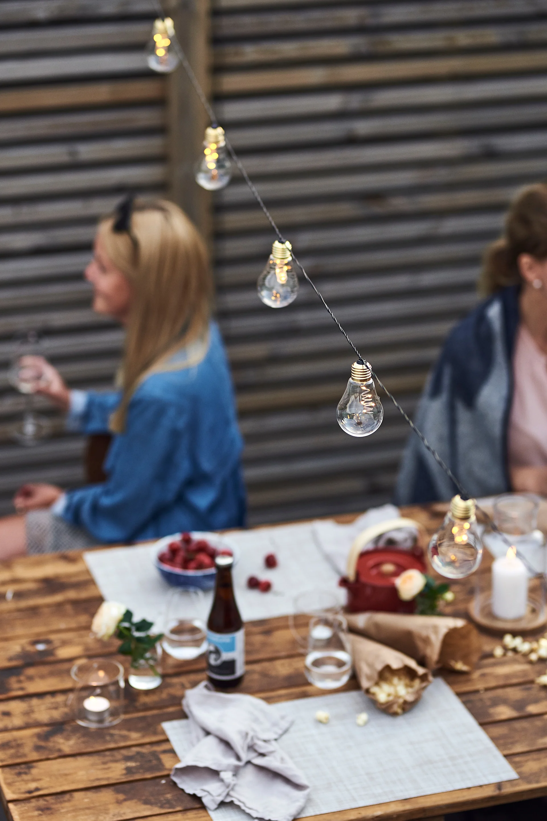 Glow ljusslinga från Star Trading skänker sommarfesten en mysig atmosfär.