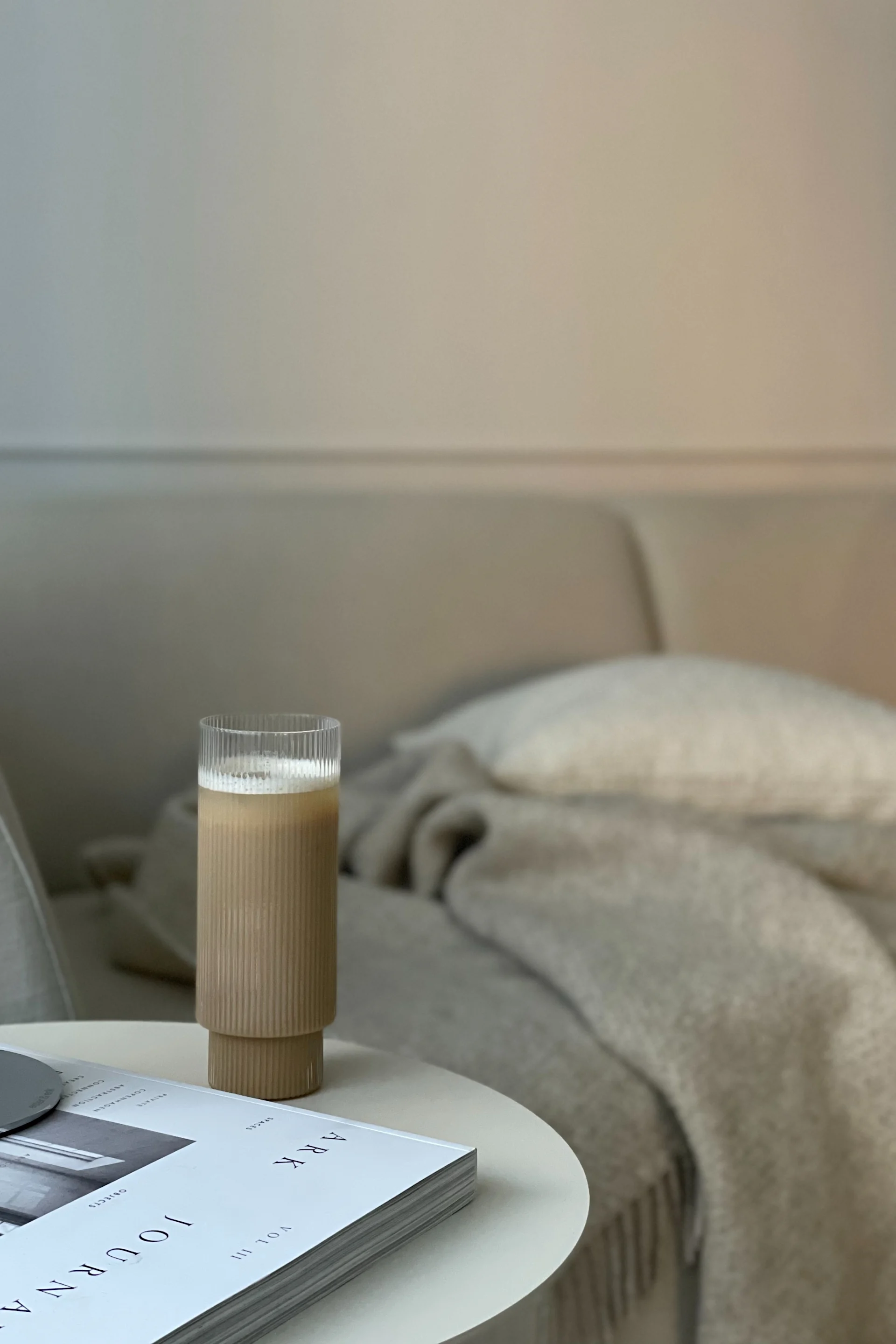 Influencern @homebynicky har gjort ”What I bought” vs ”How I styled it” och har stylat vardagsrummet med Ripple long drink glas från Ferm Living på Lato bord från &Tradition.