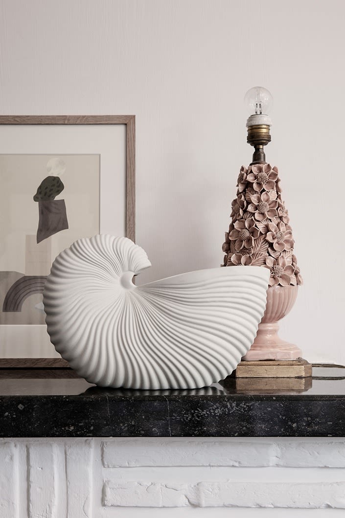 Shell vas från Ferm Living i en snäckformad design står på skänken och visar på hur inredning 2020 inspireras av naturen.