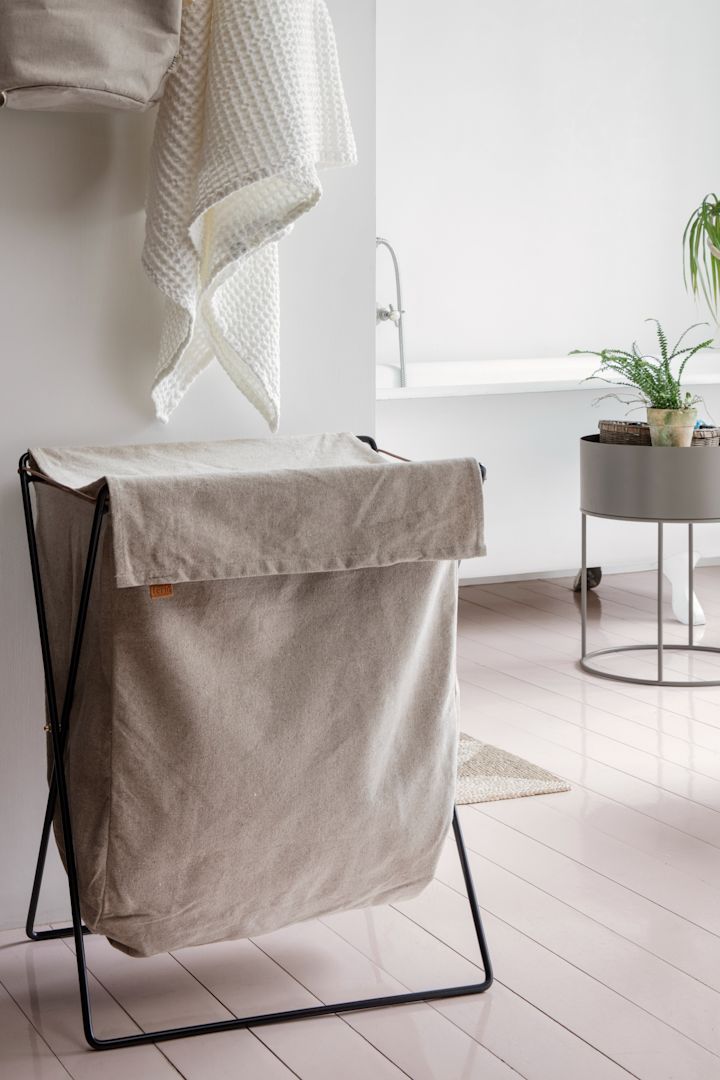 Organisera badrummet med en snygg tvättkorg som Herman i tyg från Ferm Living. 