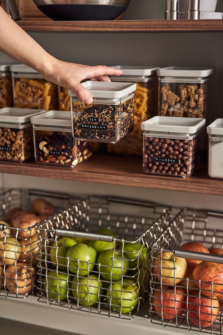 Organisera skafferiet med praktiska förvaringsburkar från Brabantia med etiketter på och smarta korgar från Korbo för en enklare vardag.