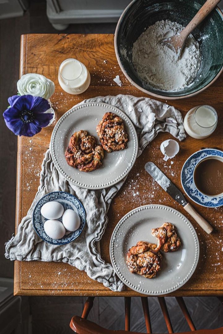 Bild från @hannesmauritzon med blåvitt porslin och tallrikar från Scandi Living på ett träbord visar på den rustika stilen bland Instagrams inredningsstilar. 