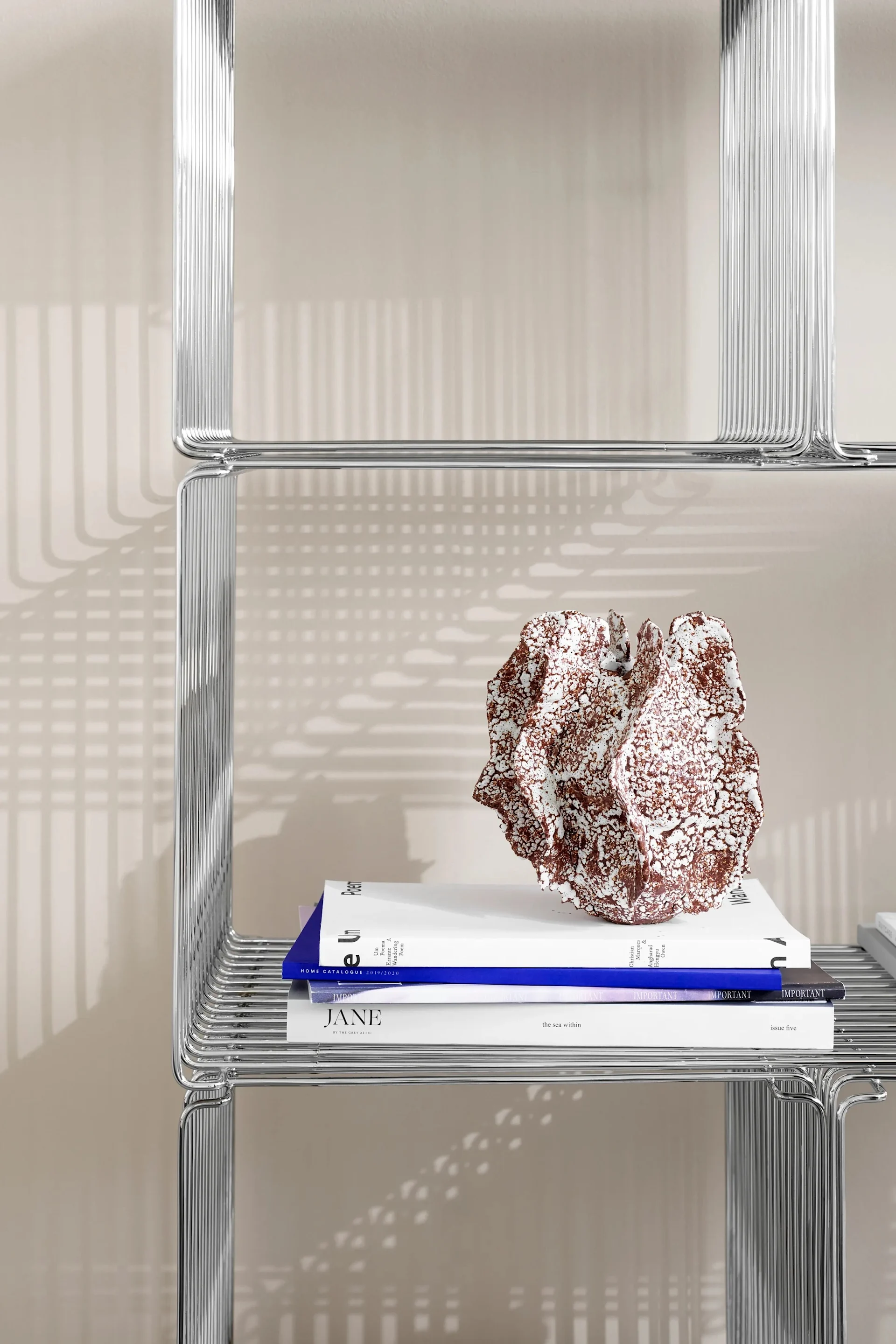 Kromade detaljer är helt rätt enligt vårens inredningstrender 2024, Panton Wire-modulerna från Montana i krom blir både snygg och smart förvaring där du kan samla både föremål och böcker på ett snyggt sätt.